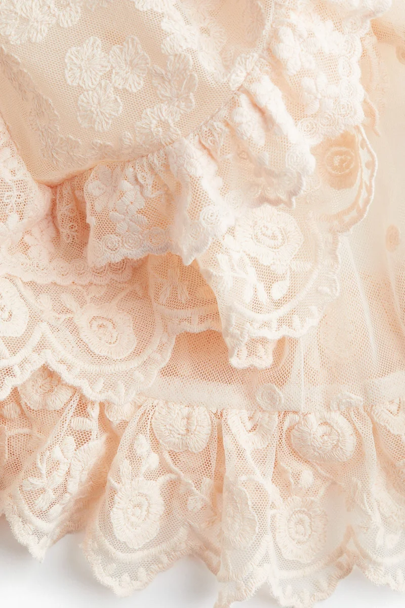 اتش اند ام بلوزة بحمالات كتف رفيعة ودانتيل مكشكش